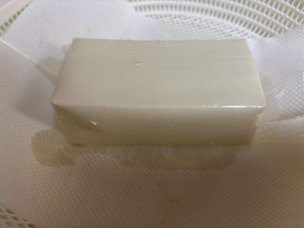 豆腐をザルの上で脱水