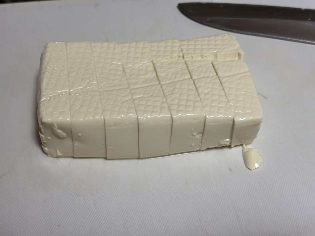 豆腐を1cくらいの厚さに切る