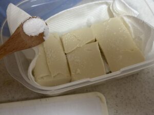 タッパーなどに入れて両面に塩をしていく