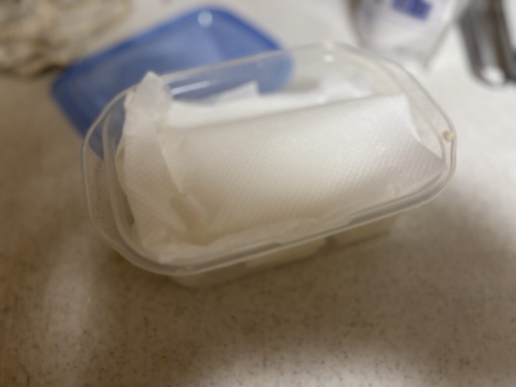 上にもペーパータオルをかぶせて蓋をして冷蔵庫へ