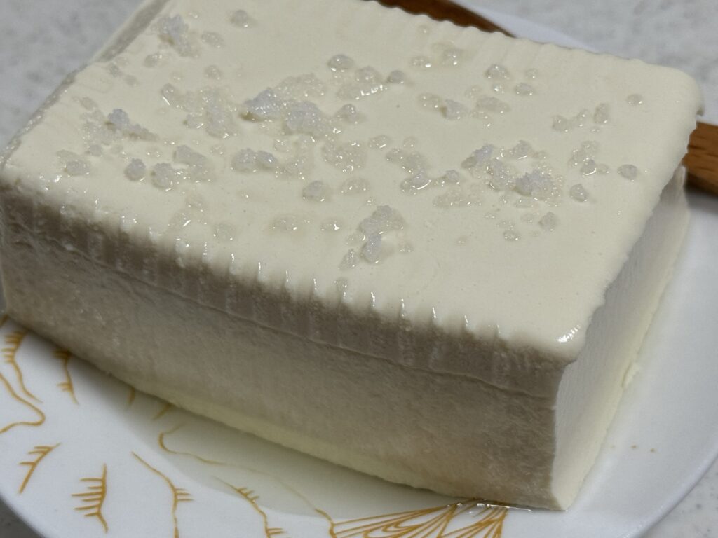 ひんぎゃの塩をふりかけた冷奴