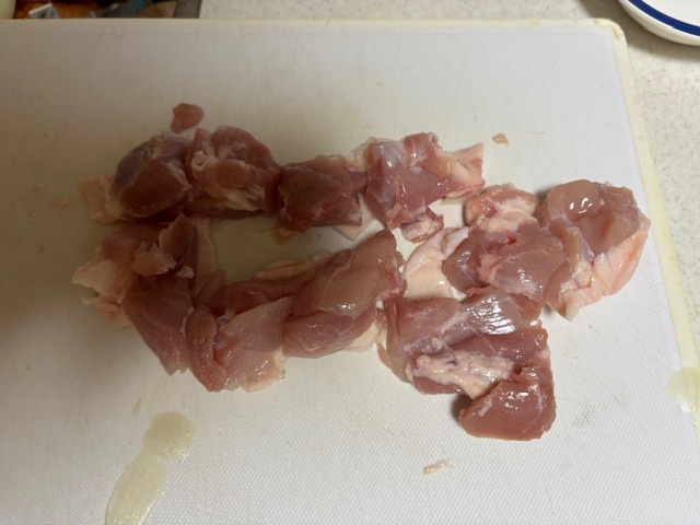 鶏肉を一口大に切る